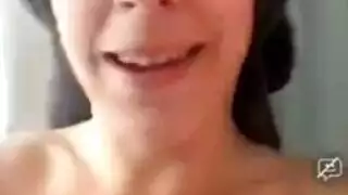 دمية جنسية سمراء طويلة الأرجل ترتدي جوارب طويلة زرقاء