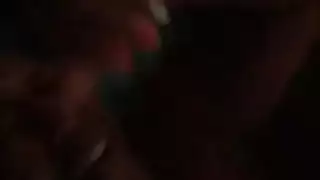 غاضب اللسان المزدوج يلبس الجنس