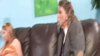 يعلم إبنته المصارعة الحره مترجم