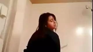 عاهرة مغرية تتباهى بكسها وطيزها المذهلين في مقطع بورن ساخن