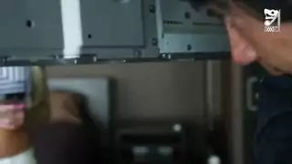 نيك جامد بين عامل التصليح و اكثر الفتيات اثارة سااخن