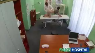 فحص طبيب فاحش: دعك فرجها المنتفخ حتى تتوسّل للاختراق