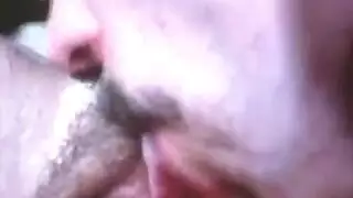 مؤدية إباحية تأخذ حمولة ضخمة على وجهها بالكامل