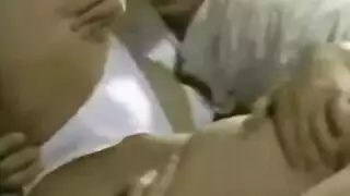 حفلة عصابة تحول التلميذة الآسيوية إلى هدف مني يقطر