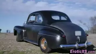 شرج الفتاة النحيفة يُحشى بقوة بينما تمص قضيباً صلباً ضخماً