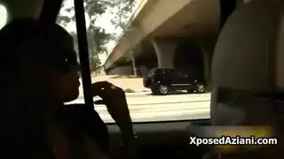 عاهرة متلهفة محاطة بزبابات ضخمة لجلسة نكاح مزدوج مكثفة