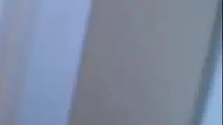 أم الصديق تأخذ قضيباً قوياً وتحصل على قذف ساخن للسائل المنوي على أثدائها