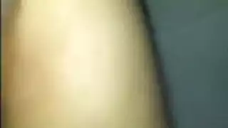 الصديق الأقرب يلقي نظرة على فرجها الإيطالي قبل أن يمارسا الجنس كاملاً