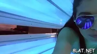 العامل الأسود يعطيها شرج عميق