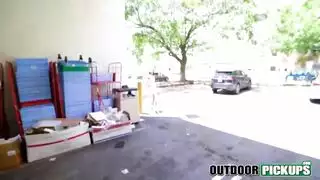 الحبيب السابق يمارس الجنس بقوة مع صديقة سليم الساخنة في غرفة نومها وقت الظهيرة