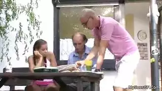 يلحس كسها لحد نشوه ثم ينيكها بعنف