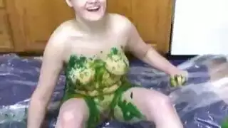 صفعات وجس في مشهد إباحي صارخ