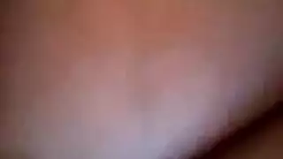 شاب يضع إصبعه في فرج زوجة الأب المبلول