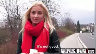 عاهرة شقراء عامة تتوسل للحصول على إثارة مهبلية على الأريكة