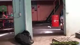 علاقة ثلاثية صريحة: رجل مستقيم يمارس الجنس مع ثنائي مثلي بوضعية كلابية