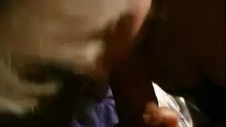 العاهرة الصغيرة تختار مص القضيب بدلاً من احتفالات العطلة