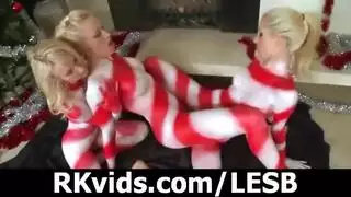 لعب شرجي وفرجي ثلاثي للشقراوات: جلسة إباحية في العطلة