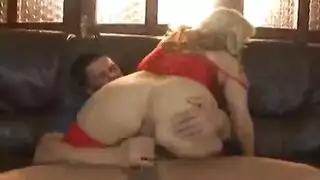 شقراء تختنق بقضيب اصطناعي قبل أن تُضاجع بقوة