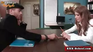 تلميذة تمص معلمها ثم تنيك على المكتب