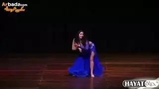 فتاة مدللة باللون الأزرق تمص وتمارس الجنس خلف الكواليس