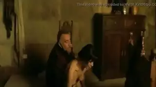 جانسي يمارس الجنس بقوة مع الملكة فدوي في مشهد صريح