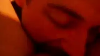 شاب مراهق يمص ثدييها الكبيرين في فعل تيتفاك صريح