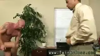 قضيب أسود سميك يوسع فتحتها الضيقة في فيلم إباحي