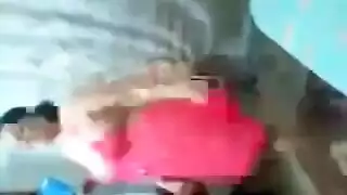 راقصة ساخنة تتراجع إلى ركبتيها للقيام بجنس فموي