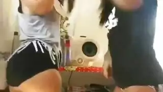 حارتان عربيتان كبيرات الصدر في جماعة جنسية عنيفة