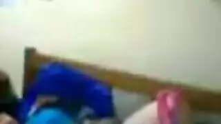 أبي ذو قضيب كبير يضرب أمًا مثيرة راغبة