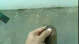 رجل عرييرقص امام مجموعه من نساء