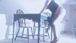 يابانية بتنطط طيزها على الطاولة