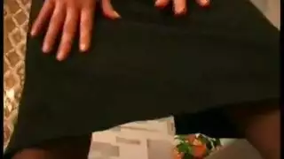 الجمال المحجّب يكشف كسًا حليقًا لممارسة الجنس