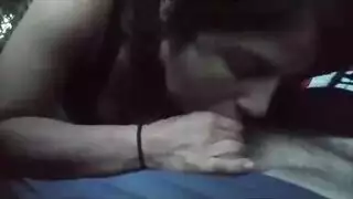 عاهرة متلهفة تستمني بقضيب وردي حتى تبلغ النشوة