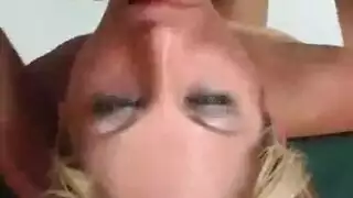 مراهقة تنزل على قضيبها الصلب في فيلم بورنو