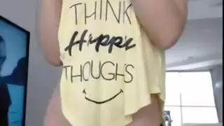  مراهقة مثارة تحصل على إثارة يدوية ثم تمارس الجنس مع طبيبها على الطاولة