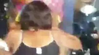 جلسة الاستمناء العلنية تقاطعها أرنبتا النادي الراغبتان بقضيب كبير