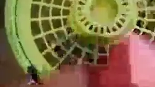 شفاه حمراء تلتف حول قضيب مع أظافر وردية