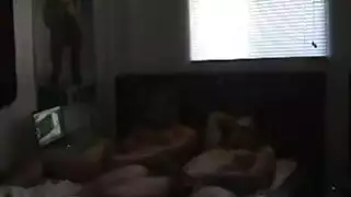 قضيب الأب لفتحة الشرج المتحولة مشهد إباحي عنيف