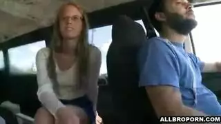 شقراء خجولة تمتلئ فتحاتها في جنس جماعي علني