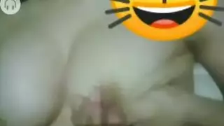 هزة الجماع الصارخة: جلسة استمناء أسماء المكثفة في دردشة الفيديو