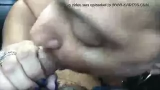 أنثى كبيرة تتعامل ببراعة مع قضيب عملاق