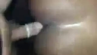 حلق محشو بقضيب صلب: القطة السمراء تحصل على نصيبها